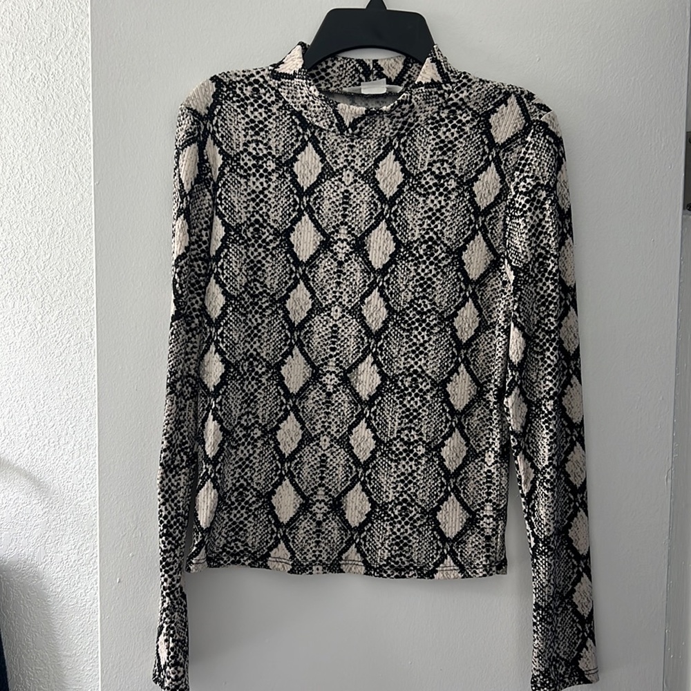Light weight mock neck shirt size small
